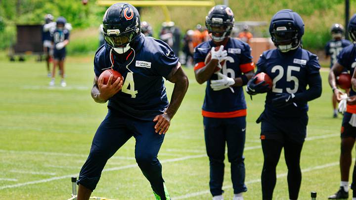 Chicago Bears running back D'Andre Swift (4) runs with the ball during Chicago Bears Minicamp at Halas Hall. Mandatory Credit: Kamil Krzaczynski-Imagn Images Chicago Bears running back D'Andre Swift (4) runs with the ball during Chicago Bears Minicamp at Halas Hall. Mandatory Credit: Kamil Krzaczynski-Imagn Images