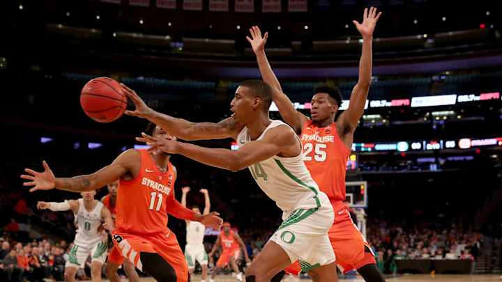 Syracuse basketball is a small betting underdog on Sunday afternoon against Pac-12 team Oregon in South Dakota.