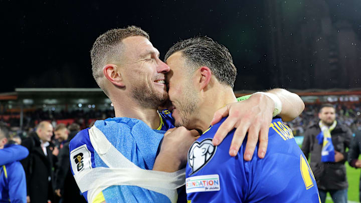 Edin Dzeko feiert trotz Schmerzen mit Haris Tabakovic