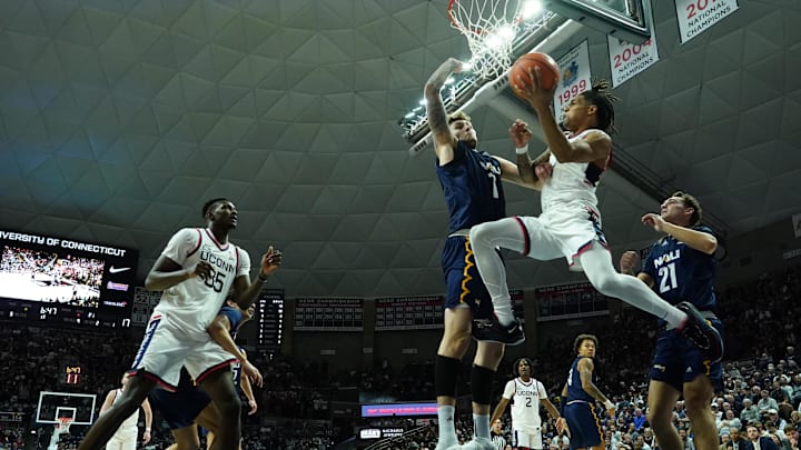  UConn Huskies guard Solomon Ball (1) 