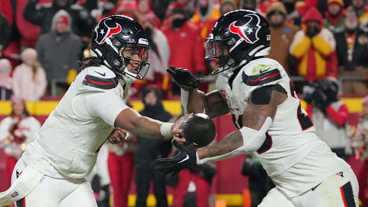 Jan 18, 2025; Kansas City, Missouri, USA; Houston Texans quarterback C.J. Stroud (7) hands off to running back Joe Mixon (28) against the Kansas City Chiefs during the fourth quarter of a 2025 AFC divisional round game at GEHA Field at Arrowhead Stadium. Mandatory Credit: Denny Medley-Imagn Images Jan 18, 2025; Kansas City, Missouri, USA; Houston Texans quarterback C.J. Stroud (7) hands off to running back Joe Mixon (28) against the Kansas City Chiefs during the fourth quarter of a 2025 AFC divisional round game at GEHA Field at Arrowhead Stadium. Mandatory Credit: Denny Medley-Imagn Images
