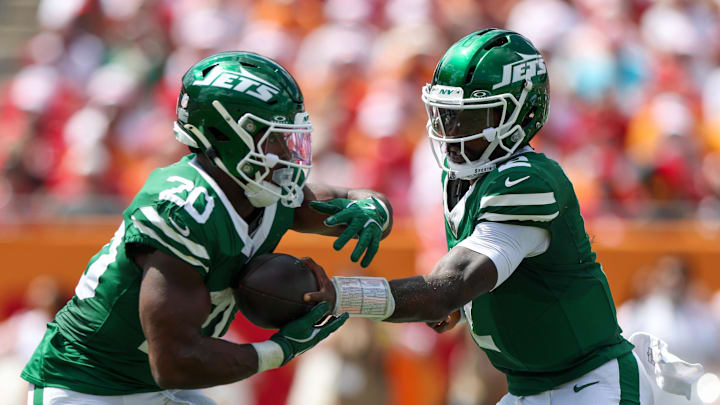 Sep 21, 2025; Tampa, Florida, USA; New York Jets quarterback Tyrod Taylor (2) hands off to running back Breece Hall (20) against the Tampa Bay Buccaneers in the second quarter at Raymond James Stadium. Mandatory Credit: Nathan Ray Seebeck-Imagn Images Sep 21, 2025; Tampa, Florida, USA; New York Jets quarterback Tyrod Taylor (2) hands off to running back Breece Hall (20) against the Tampa Bay Buccaneers in the second quarter at Raymond James Stadium. Mandatory Credit: Nathan Ray Seebeck-Imagn Images
