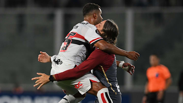 Alisson comemorou gol com o pressionado técnico Luis Zubeldía