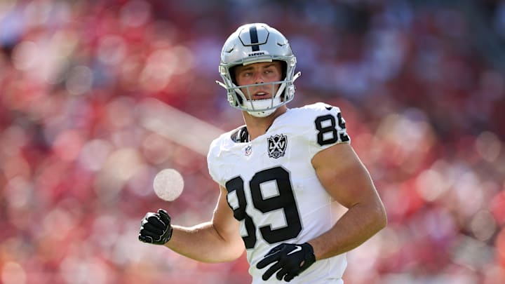 Las Vegas Raiders tight end Brock Bowers (89) line up against the Tampa Bay Buccaneers in the first quarter at Raymond James Stadium. 