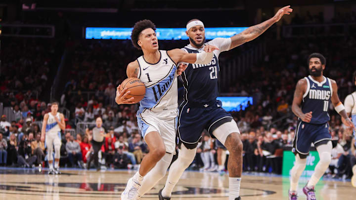 Nov 25, 2024; Atlanta, Georgia, USA; Atlanta Hawks forward Jalen Johnson (1) is defended by Dallas Mavericks center Daniel Gafford (21) in the fourth quarter at State Farm Arena. Mandatory Credit: Brett Davis-Imagn Images