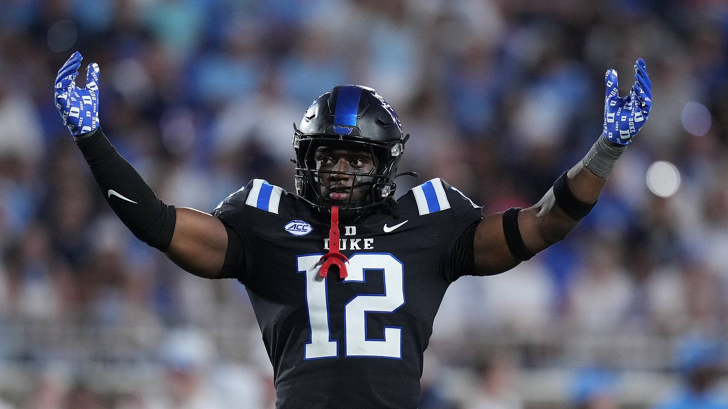 Duke football starting linebacker announces return for senior season