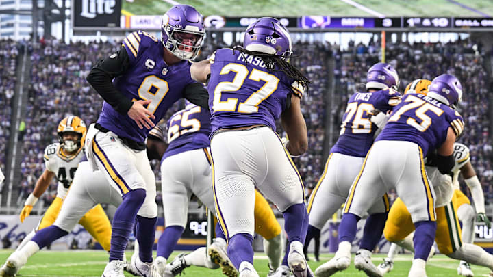 Jan 4, 2026; Minneapolis, Minnesota, USA; Minnesota Vikings quarterback J.J. McCarthy (9) hands the ball off to Minnesota Vikings running back Jordan Mason (27) against the Green Bay Packers during the first quarter at U.S. Bank Stadium. Mandatory Credit: Jeffrey Becker-Imagn Images