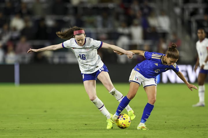 โรส ลาเวลล์ (16) และกองกลางอิตาลี มานูเอลา จูเลียโน (6) แย่งชิงบอล