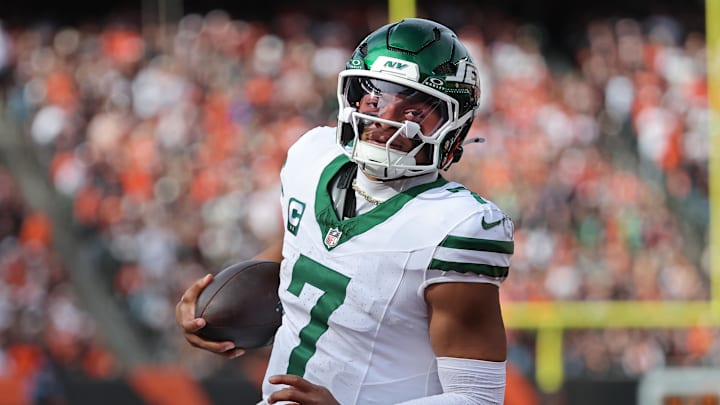 Oct 26, 2025; Cincinnati, Ohio, USA; New York Jets quarterback Justin Fields (7) runs with the ball during the fourth quarter against the Cincinnati Bengals at Paycor Stadium. Mandatory Credit: Joseph Maiorana-Imagn Images