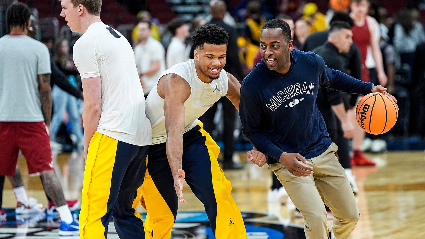 Michigan Basketball Stays in the Hunt for Top-30 Recruit Devin Cleveland, Sets OV