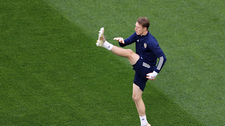 Recently, Matvey Safonov's name has surfaced in PSG news. The 25-year-old Russian goalkeeper is said to be nearing a move to PSG, but Monaco has reportedly also shown interest.