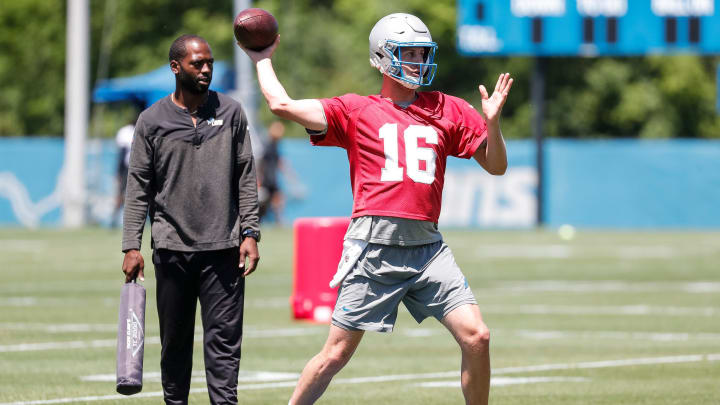 Detroit Lions quarterback Jared Goff (16) 