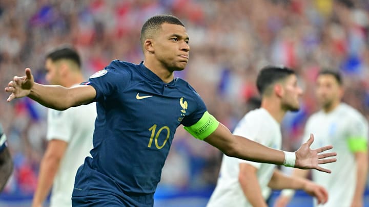 Kylian Mbappé avec le maillot de l'Equipe de France