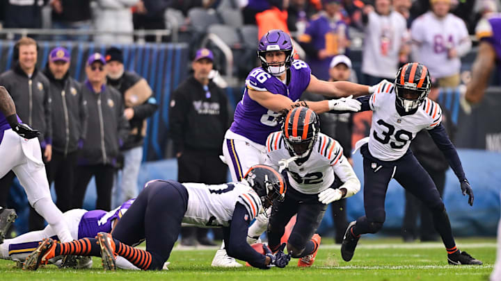 Tarvarius Moore falls on an onside kick by Cairo Santos to set up a last-ditch Bears rally before they fell in OT 30-27 to the Vikings. Tarvarius Moore falls on an onside kick by Cairo Santos to set up a last-ditch Bears rally before they fell in OT 30-27 to the Vikings.