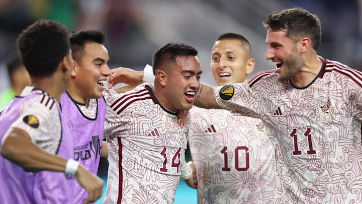 Jugadores de México celebran un gol.