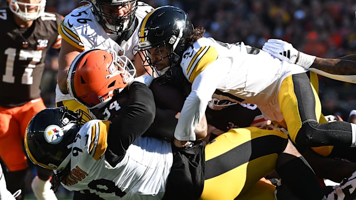 Pittsburgh Steelers v Cleveland Browns