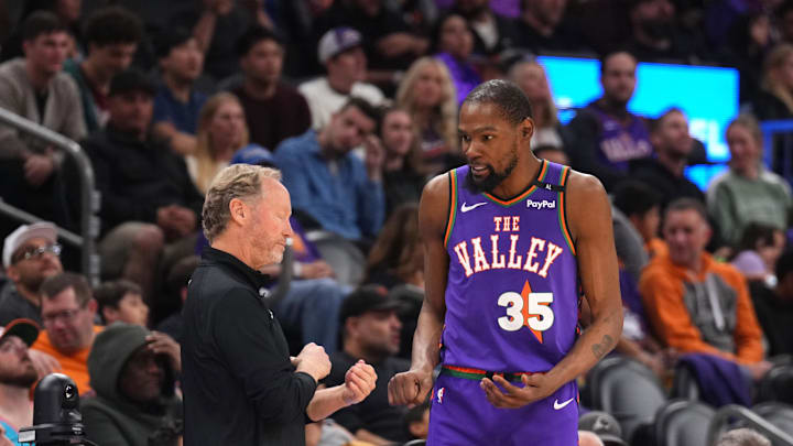 Phoenix Suns head coach Mike Budenholzer talks with Phoenix Suns forward Kevin Durant against the LA Clippers