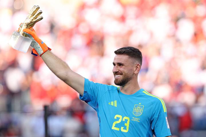 Unai Simón celebrating.