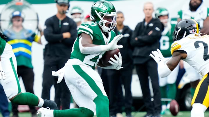 New York Jets running back Breece Hall (20) runs in the first quarter against the Pittsburgh Steelers, Sunday, September 7, 2025, in East Rutherford.