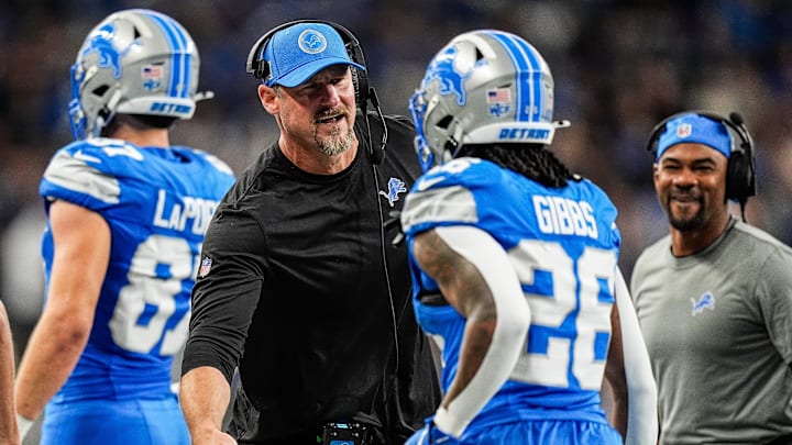 Detroit Lions head coach Dan Campbell shakes hands with running back Jahmyr Gibbs (26).