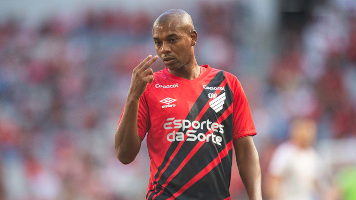 Fernandinho é o mais novo integrante da lista ao cair com o Furacão em 2024