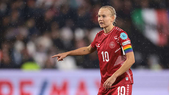 Pernille Harder führt die dänische Nationalelf als Kapitänin aufs Feld Pernille Harder führt die dänische Nationalelf als Kapitänin aufs Feld