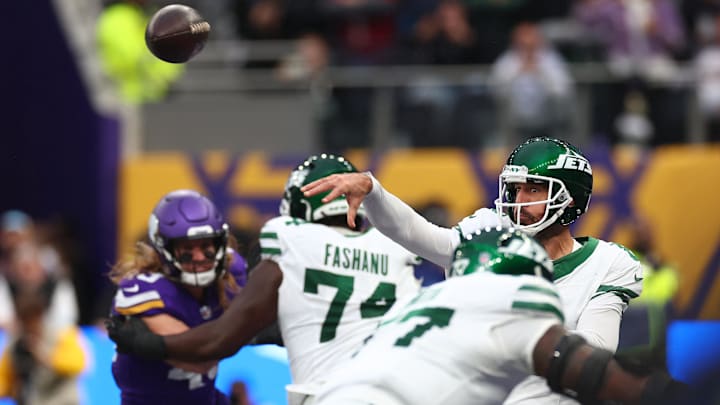 Oct 6, 2024; Tottenham, ENG; New York Jets Quarterback Aaron Rodgers (8) throws a pass in the 3rd Quarter against Minnesota Vikings at Tottenham Hotspur Stadium. Mandatory Credit: Shaun Brooks-Imagn Images Oct 6, 2024; Tottenham, ENG; New York Jets Quarterback Aaron Rodgers (8) throws a pass in the 3rd Quarter against Minnesota Vikings at Tottenham Hotspur Stadium. Mandatory Credit: Shaun Brooks-Imagn Images
