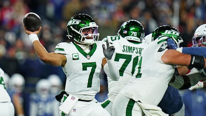 Nov 13, 2025; Foxborough, Massachusetts, USA; New York Jets quarterback Justin Fields (7) drops back to make a pass during the second half against the New England Patriots at Gillette Stadium. Mandatory Credit: David Butler II-Imagn Images Nov 13, 2025; Foxborough, Massachusetts, USA; New York Jets quarterback Justin Fields (7) drops back to make a pass during the second half against the New England Patriots at Gillette Stadium. Mandatory Credit: David Butler II-Imagn Images