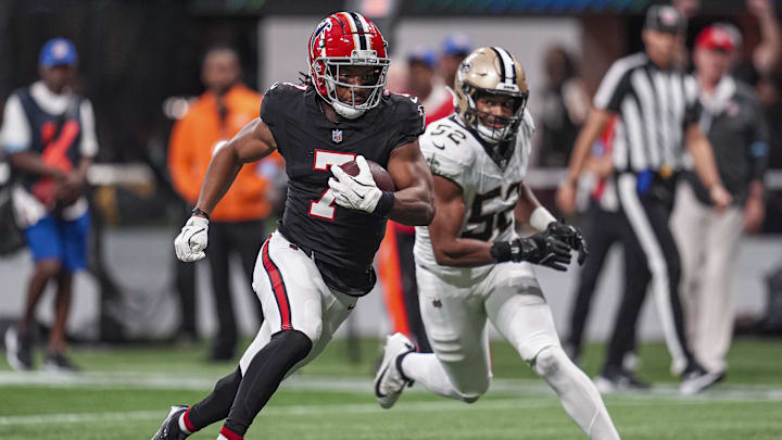 Sep 29, 2024; Atlanta, Georgia, USA; Atlanta Falcons running back Bijan Robinson (7) runs past New Orleans Saints linebacker D'Marco Jackson (52) at Mercedes-Benz Stadium. Mandatory Credit: Dale Zanine-Imagn Images Sep 29, 2024; Atlanta, Georgia, USA; Atlanta Falcons running back Bijan Robinson (7) runs past New Orleans Saints linebacker D'Marco Jackson (52) at Mercedes-Benz Stadium. Mandatory Credit: Dale Zanine-Imagn Images
