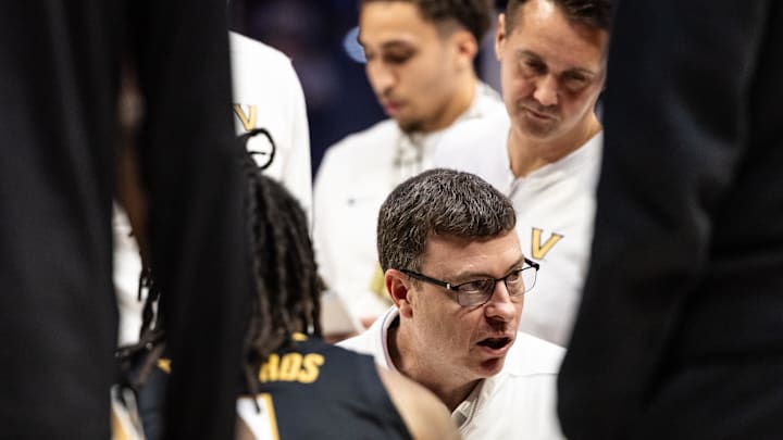 Jan 4, 2025; Baton Rouge, Louisiana, USA;  Vanderbilt Commodores head coach Donnie Jones gives instructions in a team huddle against the LSU Tigers during the second half at Pete Maravich Assembly Center.