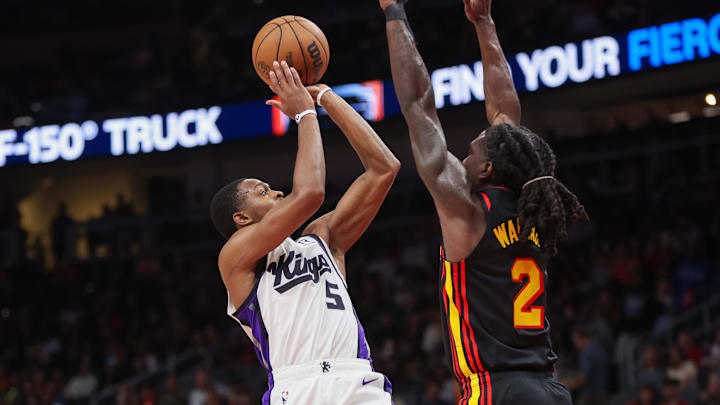 Nov 1, 2024; Atlanta, Georgia, USA; Sacramento Kings guard De'Aaron Fox (5) shoots over Atlanta Hawks guard Keaton Wallace (2) in the second quarter at State Farm Arena. Mandatory Credit: Brett Davis-Imagn Images Nov 1, 2024; Atlanta, Georgia, USA; Sacramento Kings guard De'Aaron Fox (5) shoots over Atlanta Hawks guard Keaton Wallace (2) in the second quarter at State Farm Arena. Mandatory Credit: Brett Davis-Imagn Images