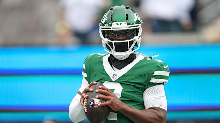 Nov 9, 2025; East Rutherford, New Jersey, USA; New York Jets quarterback Tyrod Taylor (2) warms up before the game against the Cleveland Browns at MetLife Stadium.