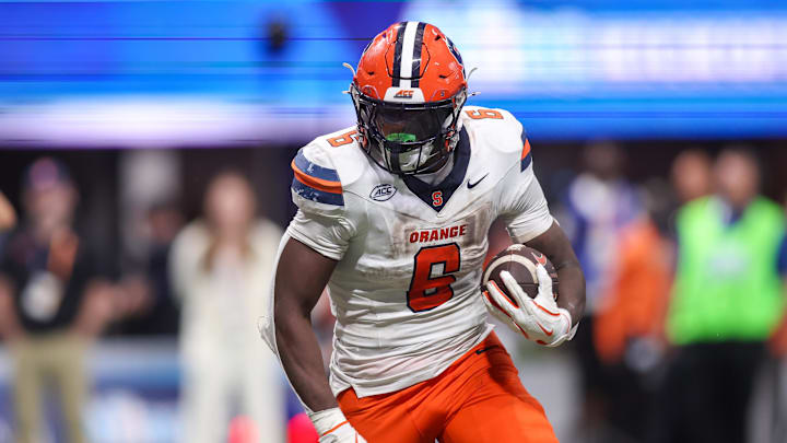 Aug 30, 2025; Atlanta, Georgia, USA; Syracuse Orange running back Yasin Willis (6) runs the ball for a touchdown against the Tennessee Volunteers in the fourth quarter at Mercedes-Benz Stadium. Mandatory Credit: Brett Davis-Imagn Images