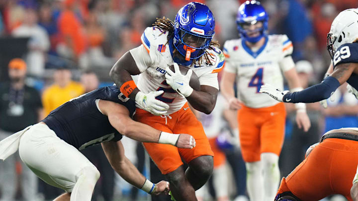  Boise State Broncos running back Ashton Jeanty tries to break past Penn State Nittany Lions linebacker Dominic DeLuca