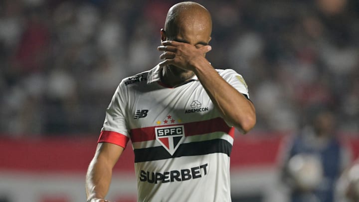 Lucas sente dores no joelho e segue fora no São Paulo Lucas sente dores no joelho e segue fora no São Paulo
