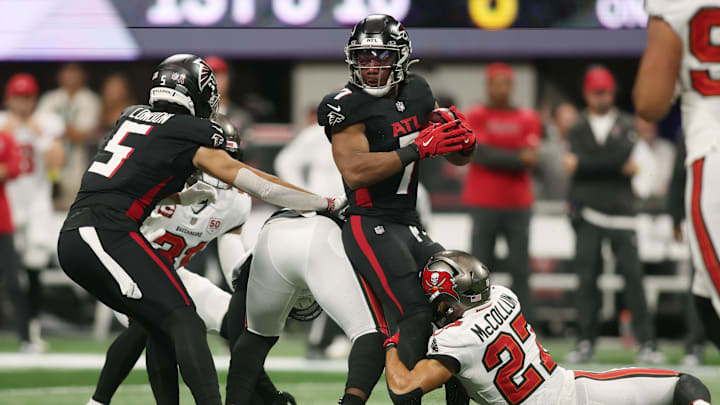 Sep 7, 2025; Atlanta, Georgia, USA; Tampa Bay Buccaneers cornerback Zyon McCollum (27) tackles Atlanta Falcons running back Bijan Robinson (7) during the first quarter at Mercedes-Benz Stadium. Mandatory Credit: Brett Davis-Imagn Images