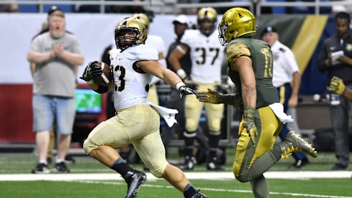 Nov 12, 2016; San Antonio, TX, USA; Army Black Knights fullback Darnell Woolfork (33) runs the ball as Notre Dame Fighting Irish linebacker James Onwualu (17) pursues in the third quarter at the Alamodome. Notre Dame won 44-6. Nov 12, 2016; San Antonio, TX, USA; Army Black Knights fullback Darnell Woolfork (33) runs the ball as Notre Dame Fighting Irish linebacker James Onwualu (17) pursues in the third quarter at the Alamodome. Notre Dame won 44-6.