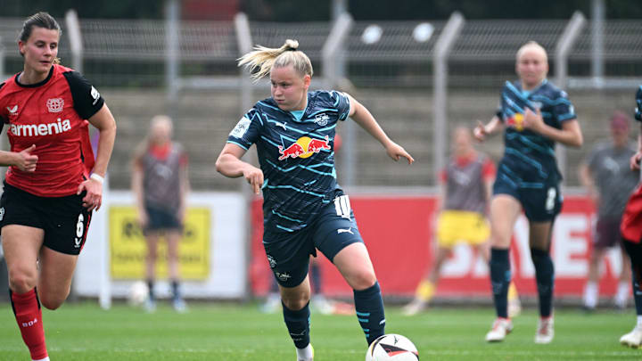 Vanessa Fudalla bald in Rot und Schwarz