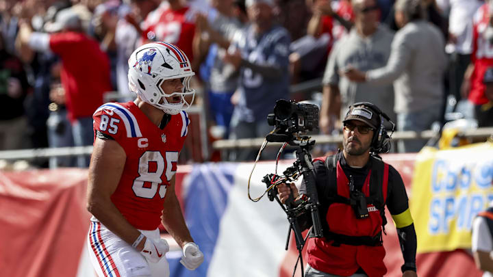 Sep 21, 2025; Foxborough, Massachusetts, USA; New England Patriots tight end Hunter Henry (85) celebrates after scoring a touchdown during the fourth quarter at Gillette Stadium. Mandatory Credit: Paul Rutherford-Imagn Images Sep 21, 2025; Foxborough, Massachusetts, USA; New England Patriots tight end Hunter Henry (85) celebrates after scoring a touchdown during the fourth quarter at Gillette Stadium. Mandatory Credit: Paul Rutherford-Imagn Images