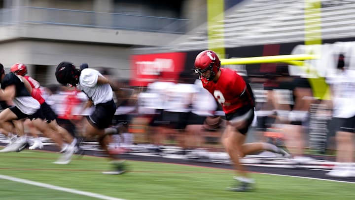 Cincinnati Bearcats quarterback Brendan Sorsby (2), right, runs sprints during spring football