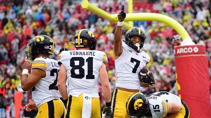 Nov 15, 2025; Los Angeles, California, USA; Iowa Hawkeyes wide receiver Dayton Howard (7) celebrates his touchdown scored against the Southern California Trojans during the first half at the Los Angeles Memorial Coliseum. Mandatory Credit: Gary A. Vasquez-Imagn Images Nov 15, 2025; Los Angeles, California, USA; Iowa Hawkeyes wide receiver Dayton Howard (7) celebrates his touchdown scored against the Southern California Trojans during the first half at the Los Angeles Memorial Coliseum. Mandatory Credit: Gary A. Vasquez-Imagn Images