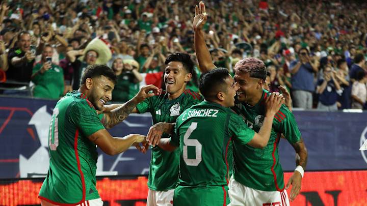 Jugadores de la selección mexicana celebran un gol.