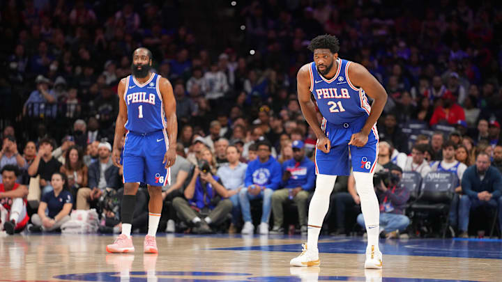 Embiid deberá cargar a los 76ers ante la ausencia de Harden