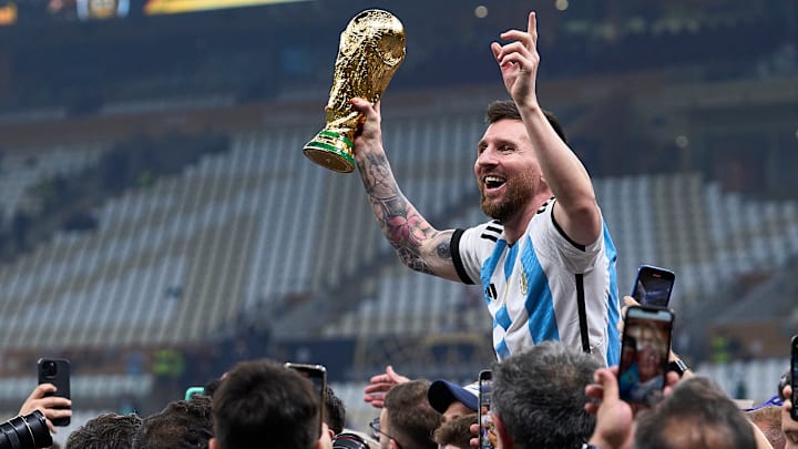 Lionel Messi celebró con la Copa del Mundo en el vestuario 