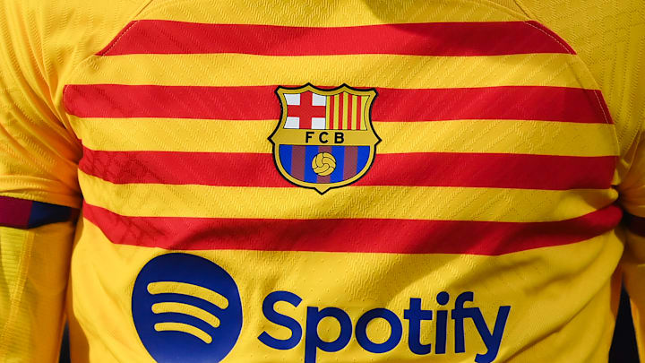 Le logo du Fc Barcelone sur le maillot extérieur du club catalan Le logo du Fc Barcelone sur le maillot extérieur du club catalan