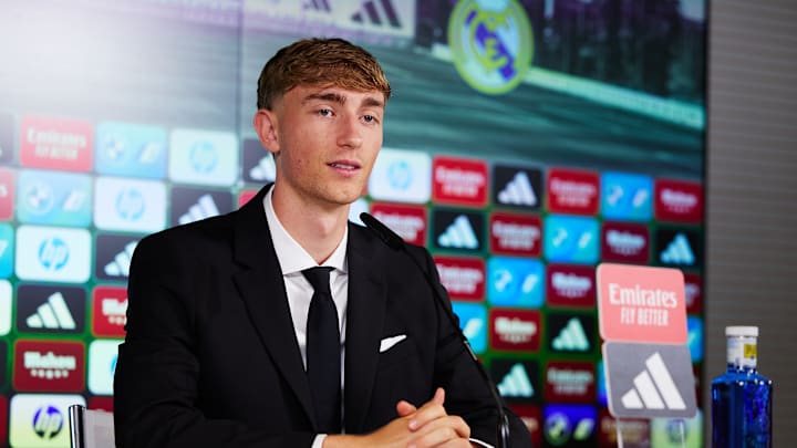 Dean Huijsen a été présenté devant la presse. Dean Huijsen a été présenté devant la presse.