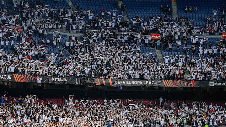 Um mar de torcedores alemães no Camp Nou gerou polêmica entre  diretoria e até o técnico Xavi, do Barça, reclamou