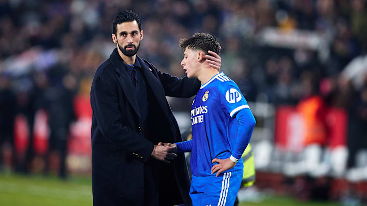 Alvaro Arbeola tröstet Arda Güler Alvaro Arbeola tröstet Arda Güler