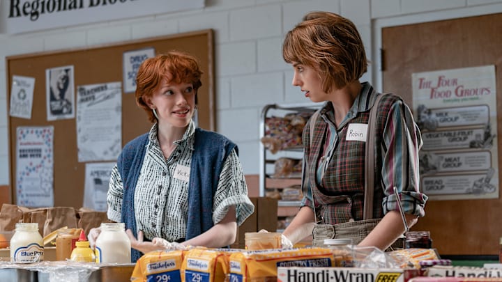 STRANGER THINGS. (L to R) Amybeth McNulty as Vickie and Maya Hawke as Robin Buckley in STRANGER THINGS. Cr. Tina Rowden/Netflix © 2022