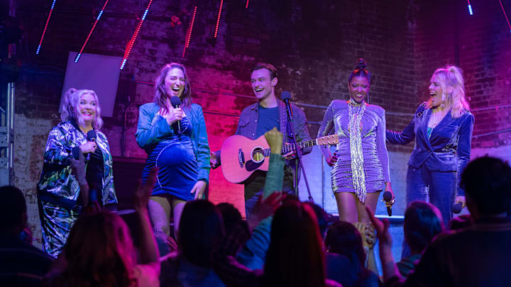 GIRLS5EVA. (L to R) Paula Pell as Gloria, Sara Bareilles as Dawn, Thomas Doherty as Gray Holland, Renée Elise Goldsberry as Wickie and Busy Philipps as Summer in Episode 305 of GIRLS5EVA. Cr. Emily V. Aragones/Netflix © 2023